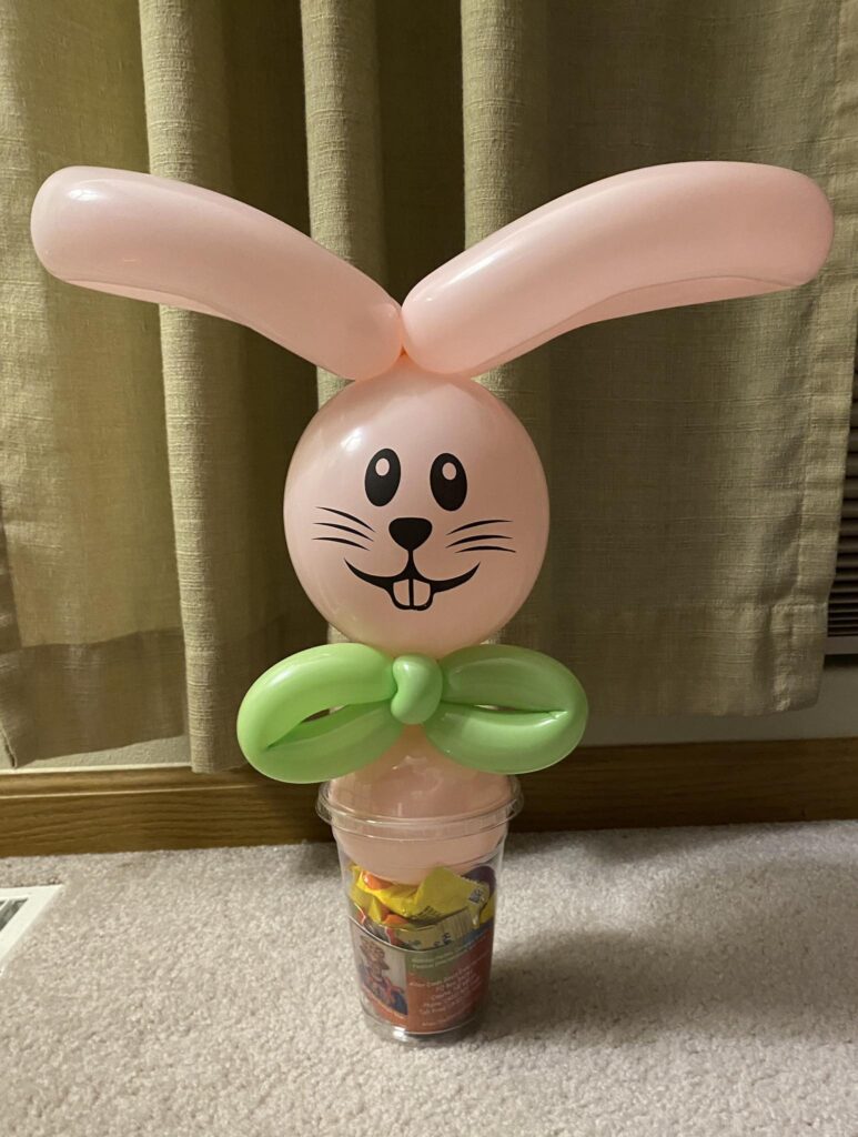 A pink balloon bunny candy cup.