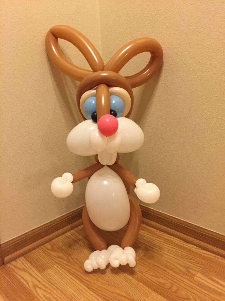 A brown & white balloon bunny.